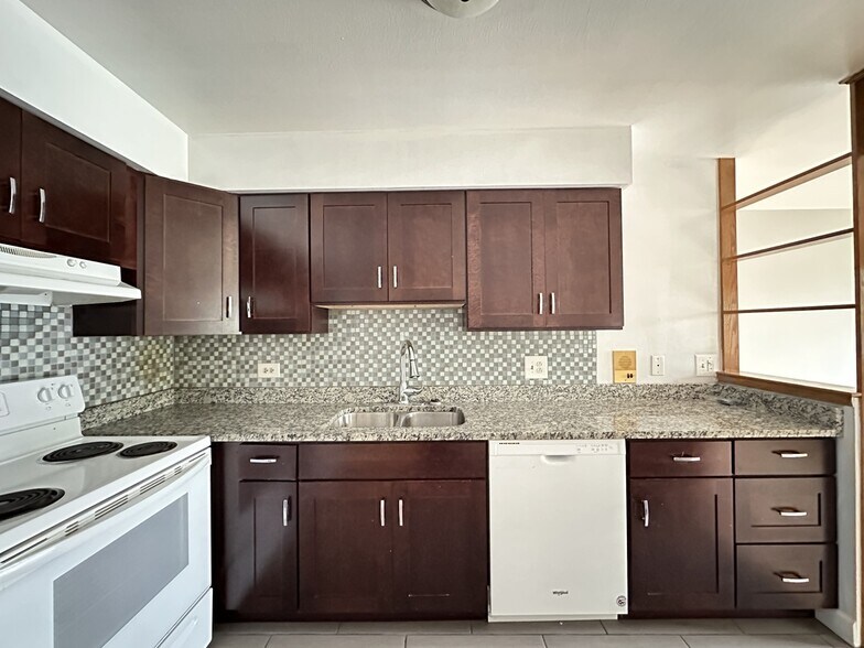 Building Photo - 1026 S River Rd