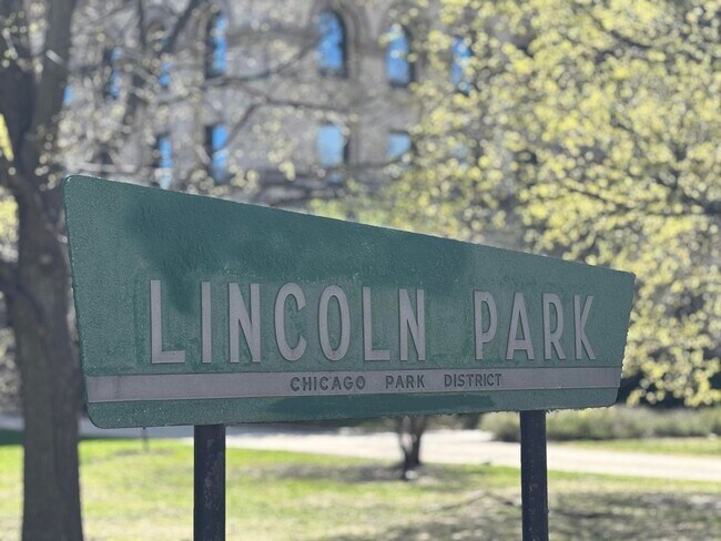 Building Photo - Spectacular 3 Bed/3 Bath Penthouse Apartment in prime Lincoln Park Location. Semi-Private Elevato...