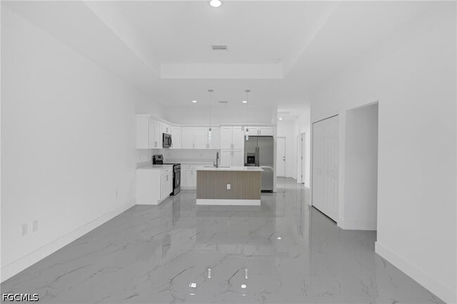 Building Photo - 747 Newell St E