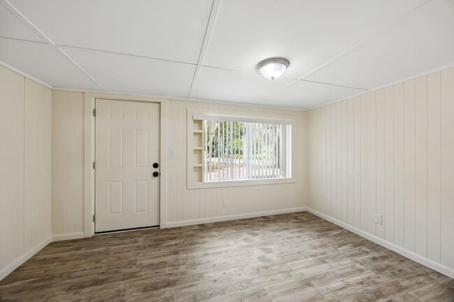 Building Photo - 2113 Silver Lake Dr