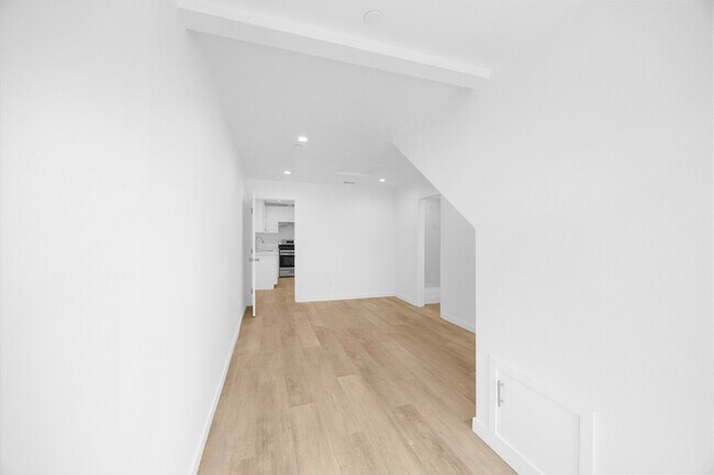Building Photo - 309 N Catalina Ave