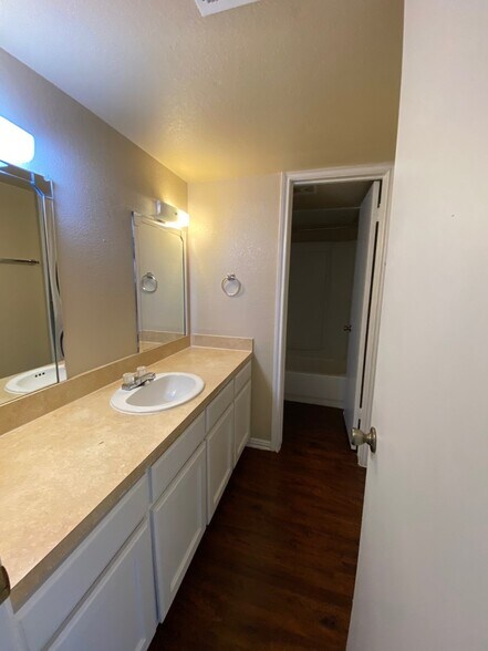 Building Photo - 3241 Bonnie Dr