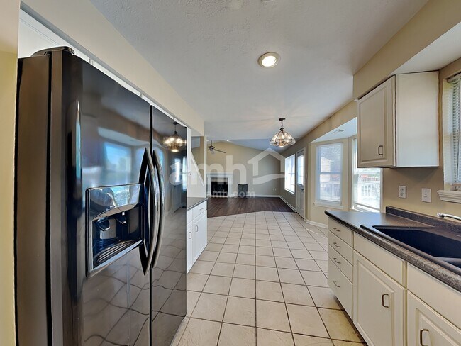 Building Photo - 17879 Grassy Knoll Dr