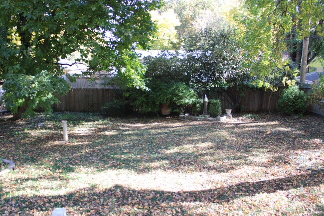 Building Photo - Spacious 4 bedroom and 2 bath with a very ...