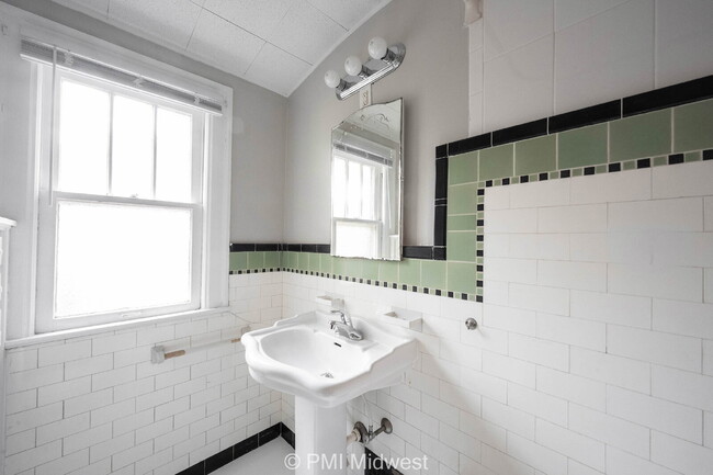 Building Photo - "Charming 3-Bedroom Retreat with Hardwood ...