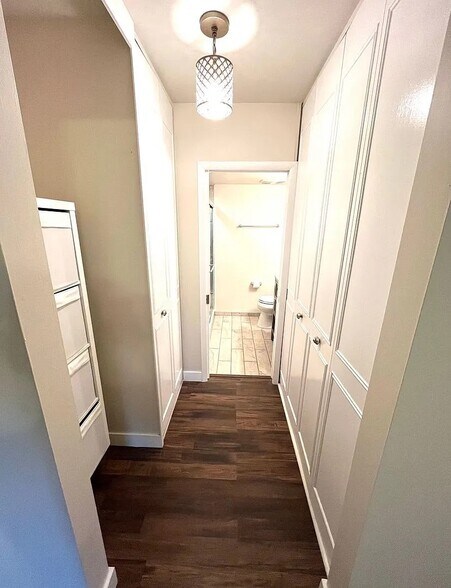 Building Photo - 429 Drummers Ln