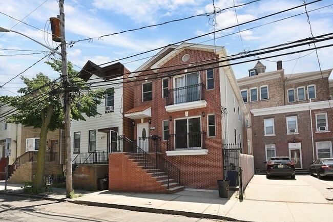 Building Photo - 43 Manhattan Ave