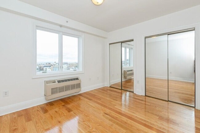 Building Photo - 125 43rd St