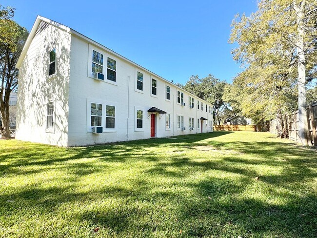 Building Photo - The Gladiola – Newly Renovated Luxury Livi...