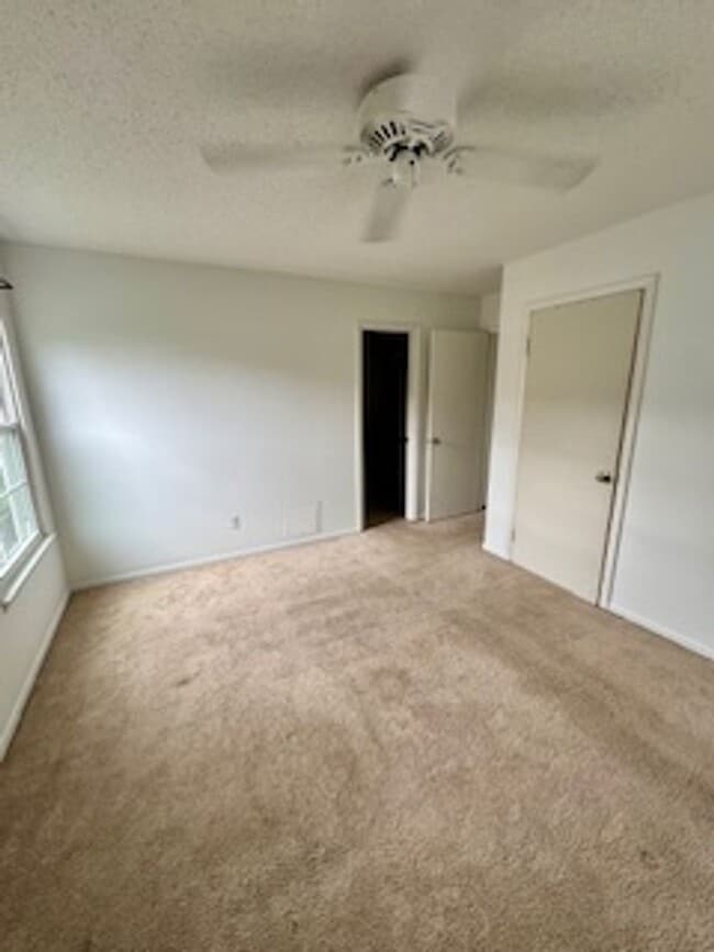 Building Photo - Beautiful 4 Bedroom Townhome