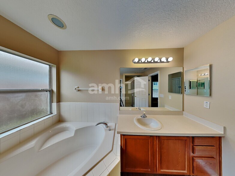 Building Photo - 1110 Bluegrass Dr