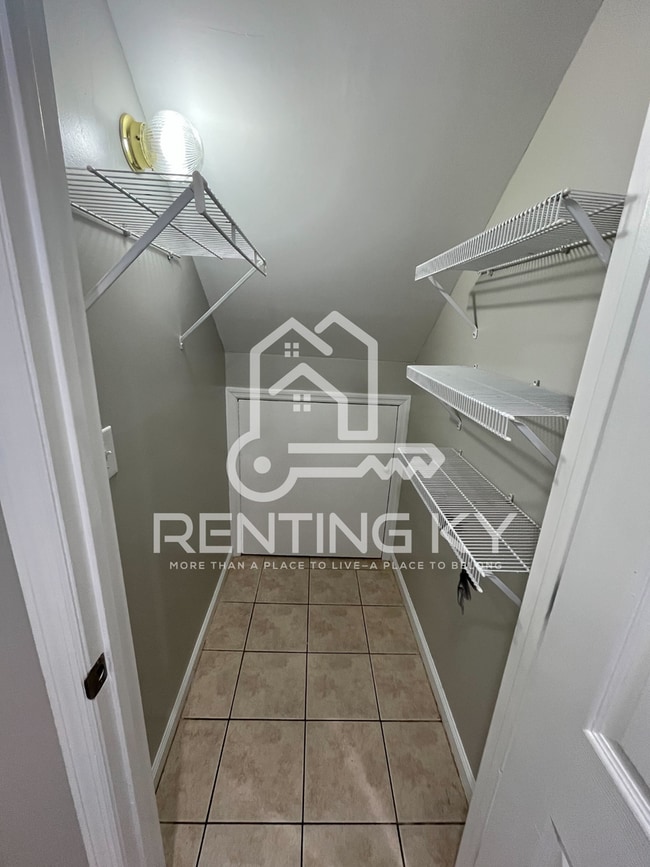 Building Photo - Huge 3-Bed, 2.5-Bath Townhouse!