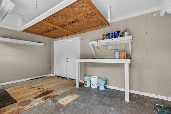 Building Photo - "Charming 2-Bed Townhouse Oasis in Shalimar !"