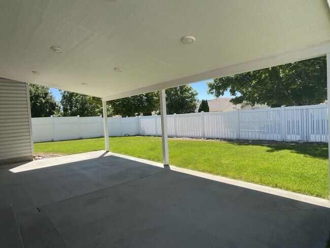 Building Photo - 1537 Foxglove Ave