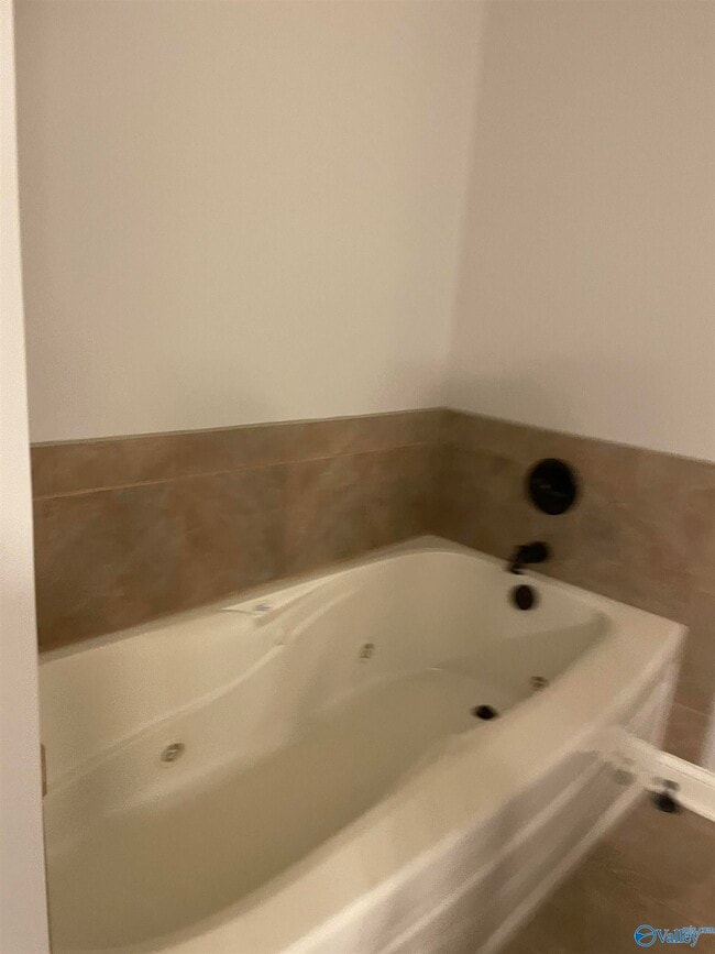 Building Photo - 212 Treetop Dr SE