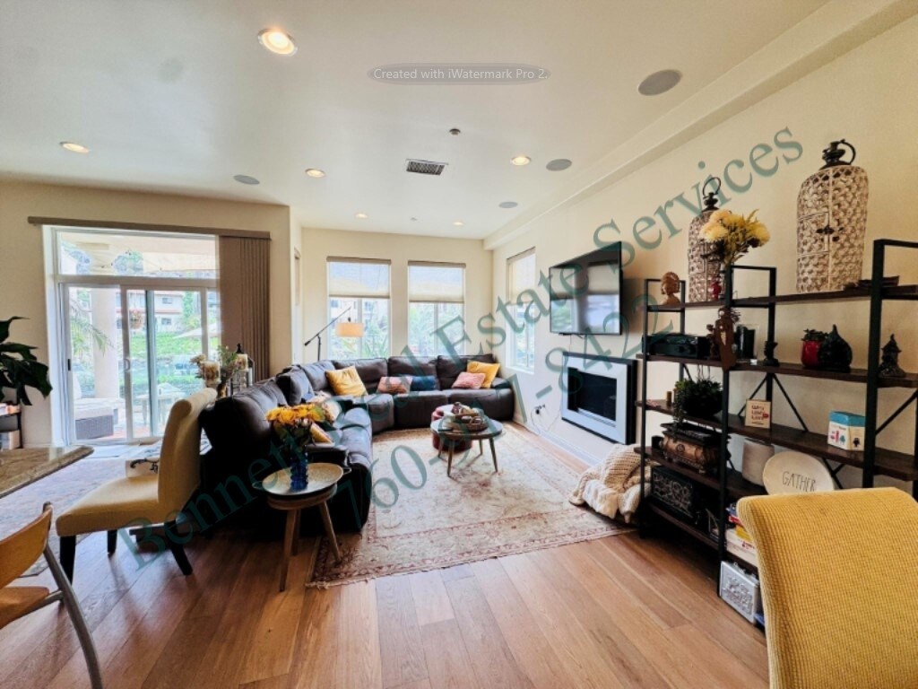 Building Photo - 4527 Cove Dr