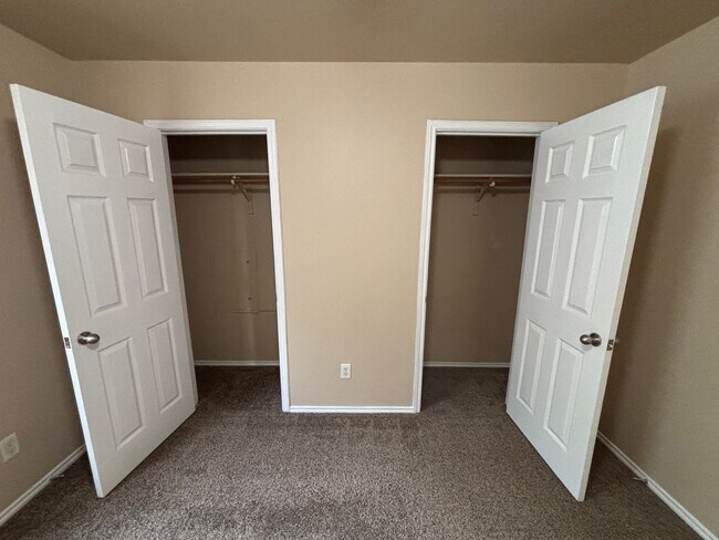 Building Photo - Fantastic 2-Story Townhome with 1-Car Gara...