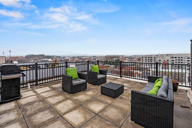 Building Photo - U St Penthouse