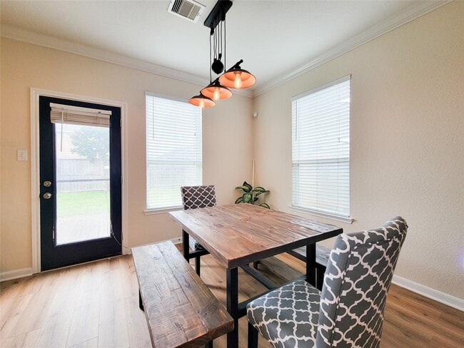 Building Photo - 1610 Pointe Leone