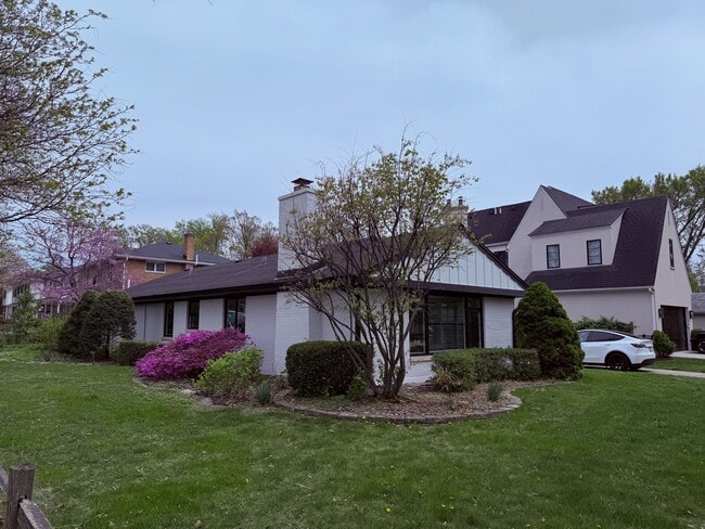 Building Photo - 521 N Oak St