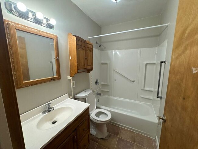 Building Photo - Roomy 4 Bed/1 Bath