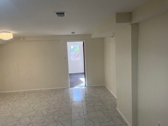 Building Photo - 653 39th St