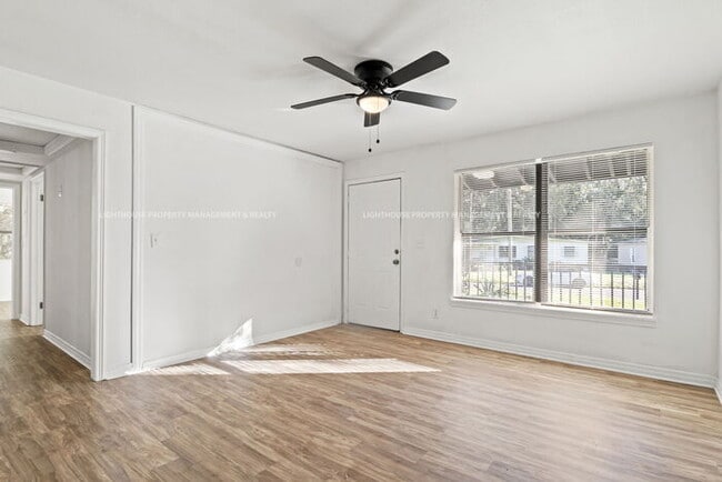 Building Photo - Renovated 4 Bed/1 Bath Home with Huge Yard!