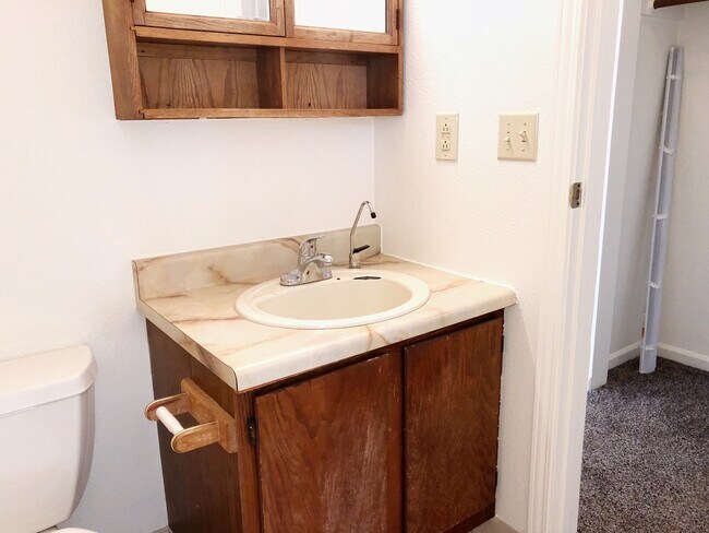 Building Photo - 1103 Broaddus St