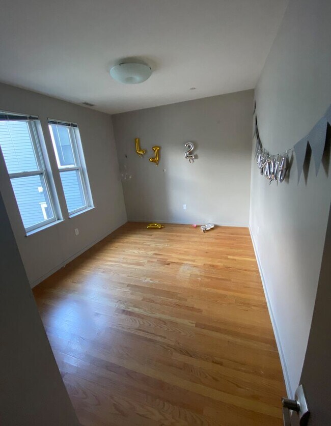 Building Photo - 9/1 Huge, modern 5BR/2.5BA w/parking, AC, w/d in unit!