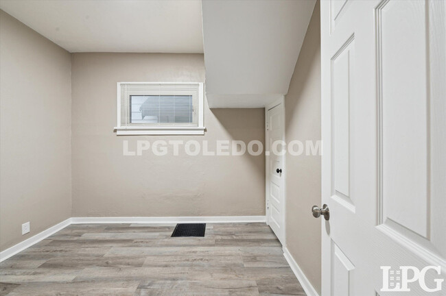 Building Photo - 533 Raymer Blvd