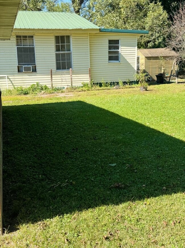 Building Photo - Completely Remodeled 3 Bed, 2 Bath Home in...