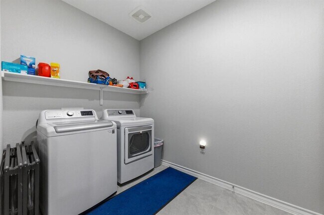 Building Photo - 2009 Los Olivios Wy