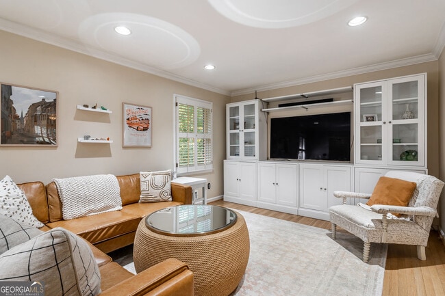 Building Photo - 1460 Valley View Rd