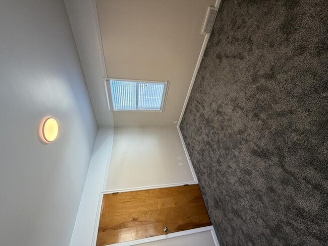 Building Photo - 721 Robins Ave