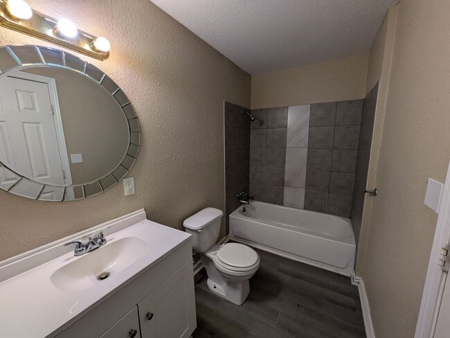 Building Photo - 3820 W Lynwood Dr