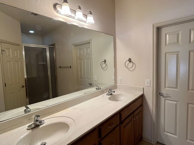Building Photo - Great 3 Bed, 2 Bath Duplex In Edmond!!