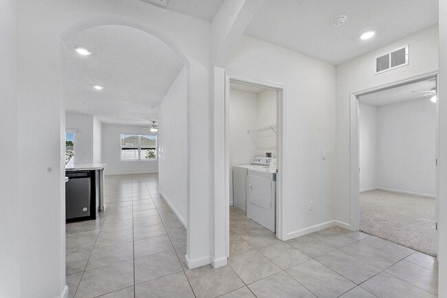 Building Photo - 357 SE Oakridge Dr
