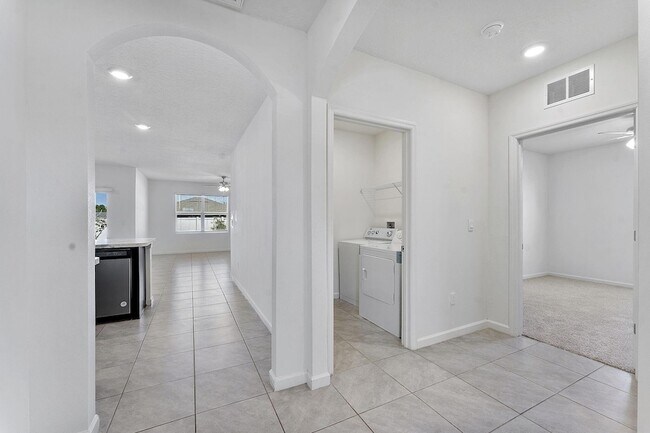 Building Photo - 357 SE Oakridge Dr