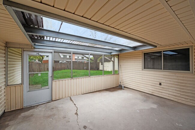 Building Photo - **Modern Elegance Meets Prime Location in Farmers Branch**