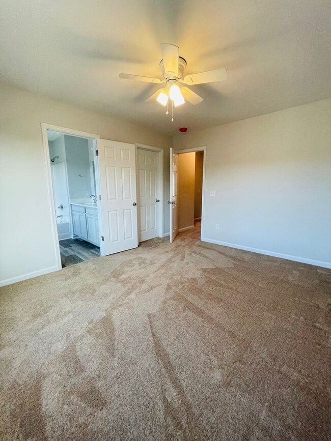 Building Photo - Like New Townhouse for Rent