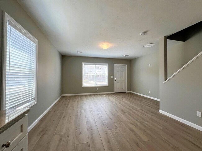 Building Photo - 578 Elm St