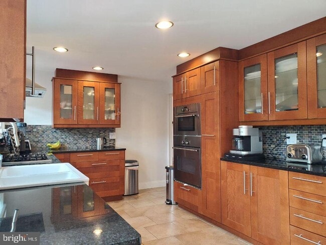 Building Photo - 15840 Buena Vista Dr