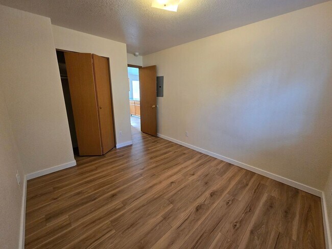 Building Photo - 810 N Siony