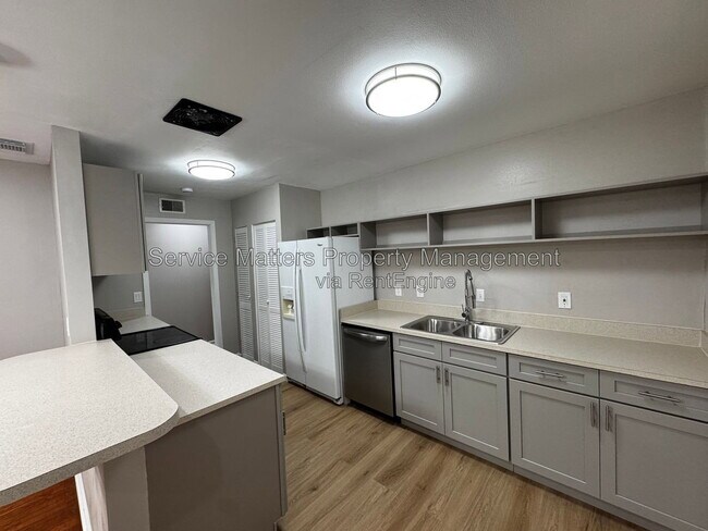 Building Photo - 707 Woodmere Dr