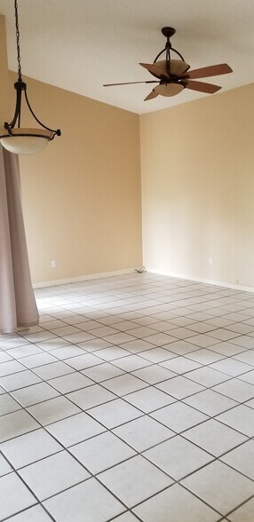 Building Photo - 2210 SE 6th Ct