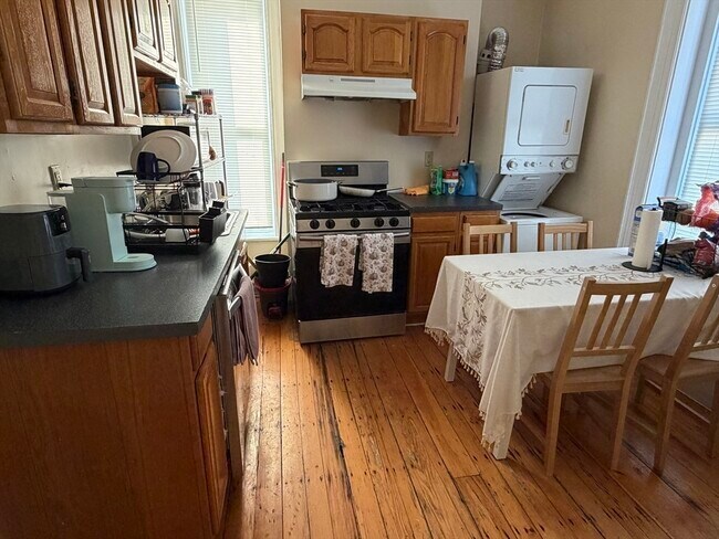 Building Photo - 227 Roxbury St