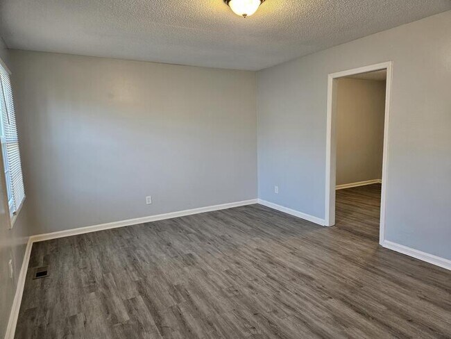 Building Photo - 410 Desmond Dr