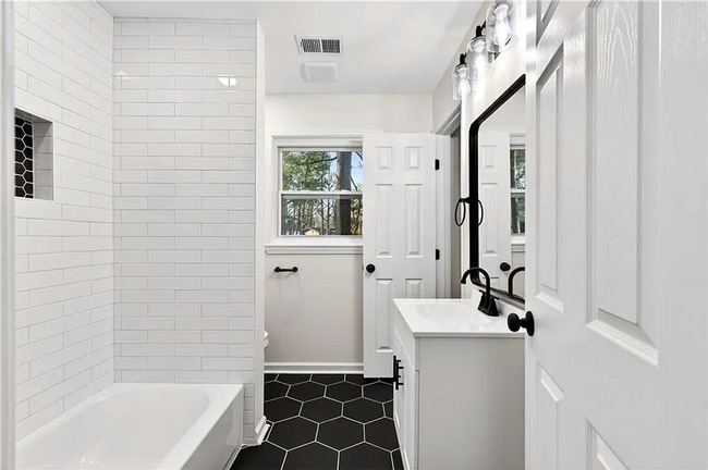 Building Photo - 4 Bed, 3 Bath in Decatur!