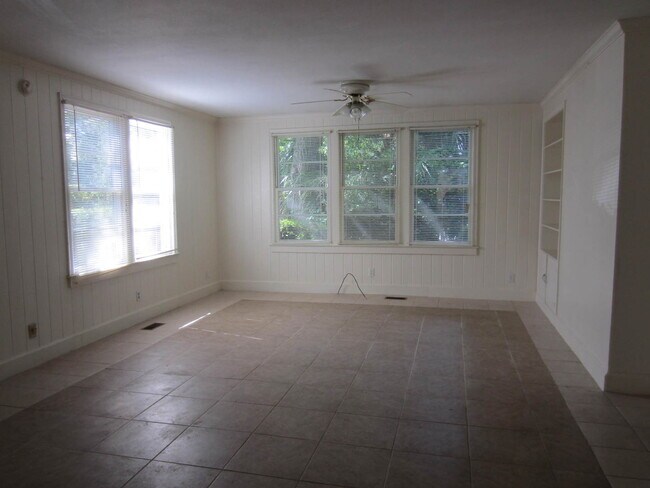 Building Photo - Large 3BD/2B with 2 living rooms!  Walk to VSU!!