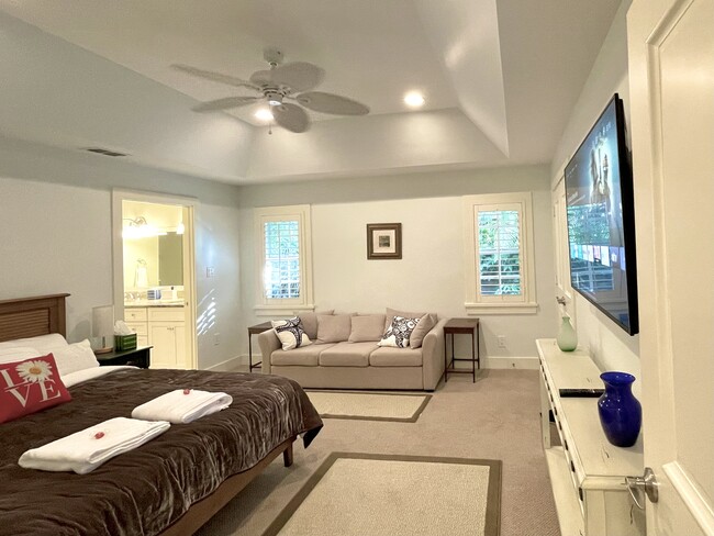 Master bedroom - 400 Live Oak Rd